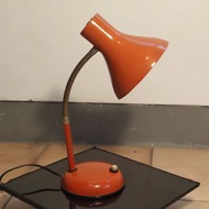 vintage iron table desk lamp 早期2段式 鐵製檯燈 老桌燈 橘色 工業 昭和龍貓 E27燈座 鎢絲燈泡 蛇頸關節 工作燈 工裝 古拙 light