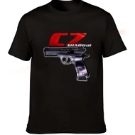 Kemeja-T lelaki dengan corak pistol CZ 75 Shadow dan logo CZUB, hitam dengan lencana CZ merah, kemej