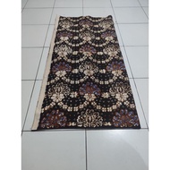 Kain Batik/Jarik gaya Yogyakarta Motif 'Sekar Rinonce' Aksesoris Bunga Hitam Putih Kebaya