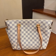 LV白棋盤格側邊雙口袋肩背包