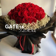 💐預訂鮮花花束 💍求婚花束 🎂生日花束❤️50枝紅玫瑰花  🌹花材：50枝紅玫瑰，早鳥價：$1088(包送貨) 📐花束高度約55cm 💡LED燈+$15 📝心意卡+$8 🪧生日/周年紀念/畢業插牌+$