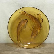 WH13238【四十八號老倉庫】全新 早期 立體浮雕 琥珀色 玻璃 鯉魚 盤 22.5cm 圓盤【有字】