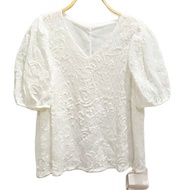 เสื้อลูกไม้ ลายดอก คอวี สีขาว แขนสั้น มีซับใน