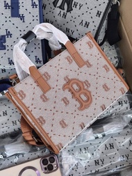 กระเป๋าสะพายผู้หญิง สะพายข้าง สะพายไหล่ ถือหิ้ว เอ็มแอลบี/MLB ขนาด 10นิ้ว