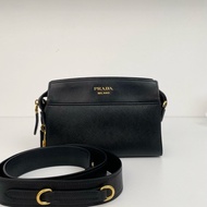 98新Prada普拉達黑金相機包單肩斜挎包 尺寸：22x14.5x8