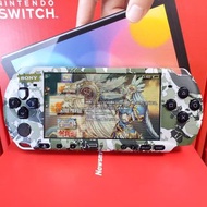 合金裝備迷彩限定版Sony PSP3000掌上遊戲機PSP遊戲掌機齊件：①高速128G卡已入滿過百遊戲+②卡套+③OPPO金屬入耳式立體聲遊戲耳機+④水晶保護殼+⑤原廠電池+⑥三腳雙USB多功能火牛+⑦充電線+⑧數據線————已升級固化最新系統，可玩絕大部分超過20000款遊戲（門市開單，半年保養）