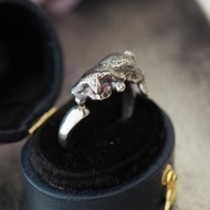 回眸垂耳兔戒指 粉紅藍寶石