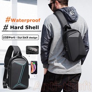 กระเป๋าคาดอก Hard Shell Crossbody Bag USB Charging Waterproof รูปทรงแข็งแรงในตัว พาร์ติชันหลายระดับ.การออกแบบเปลือกแข็ง 3.0 USB ชาร์จกระเป๋าสะพายข้างกระเป๋าสะพายชายกันน้ำเดินทางสั้นกระเป๋าคาดหน้าอกสำหรับผู้ชายกระเป๋าสะพาย กระเป๋าคาดอกหนังเงามีเส้นแถบเฉี่ย