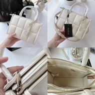 กระเป๋าสะพายข้าง pedro ขนาด 8 นิ้ว สูง 6 นิ้ว อปก ป้าย ถุงผ้า การ์ด ราคาสีดำ /ขาว ราคา 460 บาท ไม่ม