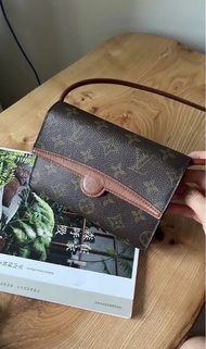 LV日本中古絕版紅皮腰包