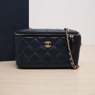 CHANEL 21B長盒子化妝包無鏡子17黑色羊皮31開金扣金球調節扣肩帶肩背包