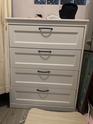 白色四層抽屜櫃