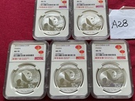新項目 吉祥熊貓銀幣一共5個  2016年中國 大熊貓銀幣10元 ，這項賣品是 5個 NGC五福臨門 銀貓標籤，NGC評 MS70  滿分💯 少見的 NGC熊貓銀 五福臨門吉祥標籤，馬到功成  年年有
