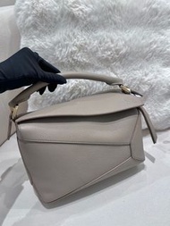 全新LOEWE  Puzzle Edge 可拆卸可調節肩帶拉鍊開合 柔軟粒面牛皮革 單肩斜挎手提包 小號 女款 沙色A510P60X30-2150