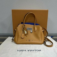 LV milla系列銀扣肩背手提包 22.5*23*16 99新配件盒子塵袋鑰匙鎖