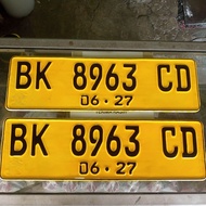Plat nomor mobil kuning berlogo standar samsat font baru 1pasang depan dan belakang