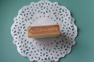 蘋果丹丹手刻印章 SIGN HERE 請在此處簽名