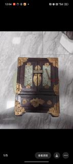 古董木製首飾櫃老首飾盒，木頭+銅+玉片，有鎖，成色還可以，有點年代感，具體看圖。 尺寸大概20×15×10cm，收納首飾