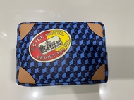 กระเป๋า ใส่เครื่องสำอาง🎀 Estee Lauder  (เป็นของ Giftset ของแท้จากเคาน์เตอร์ห้าง)   🎀สีน้ำเงิน เป็นกระเป๋าทรงสี่เหลี่ยม ลายสวย เป็นหนังพียูเนื้อหนาอย่างดี