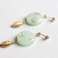 レジンアート　ラウンドモチーフと葉っぱチャームのピアス・初音