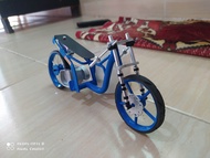 Miniatur drag beat no mesin