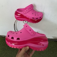 [พร้อมส่งจากไทย] รองเท้าลำลองผู้หญิง CROCS Classic Mega Crush Clog โดดเด่น ด้วยพื้นรองเท้าสูง 61 มม.