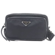成色極佳：PRADA 1BL010，尼龍和皮革飾邊，飾有三角形標誌和三角形Plate。黑色Re-Nylon材質斜背包/單肩包，搭配銀色五金配件。附防塵袋。男款原價：¥242,000。