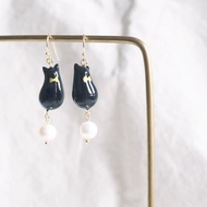 TeaTime  純黑貓咪金色領結+淡水珍珠 耳環