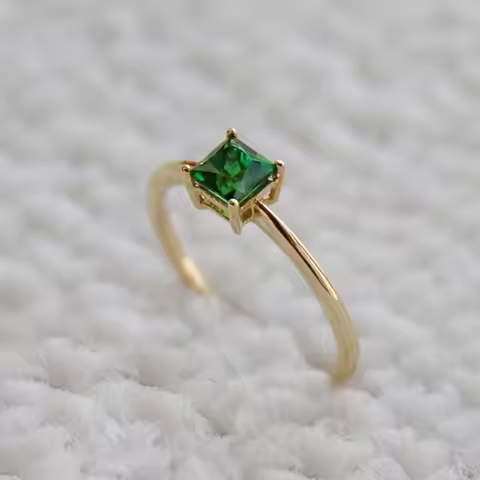 2024 Exquisite Engagement Emerald Ring 925 Sterling Silver Emerald Gemstone Ring Golden Cocktail Zir