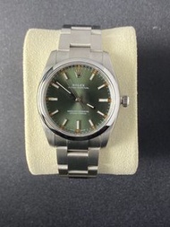 勞力士114200 橄欖面配橙色，經典又sporty  Rolex Oyster Perpetual Green Dial