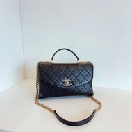 Chanel香奈兒 Trendy CC黑金鏤空字母Kelly鏈條郵差包