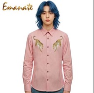 NWT 現貨 品牌 Emanate Meili專營高質素的獨家設計圖案襯衫。100%全棉，特點布料有絲滑或緞感覺，非常適合香港有熱有潮濕環境，穿上後工作或戶外時都非常舒適。粉紅色幾何圖案及在胸前配有两