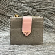 PRADA 1ML047 LOGO 粉紅色琺瑯 三角牌 大象灰 防刮 牛皮 零錢包 信用卡夾 短夾 錢包