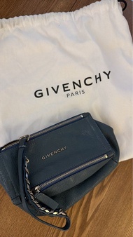 Givenchy Paris 藍色皮革手拿包