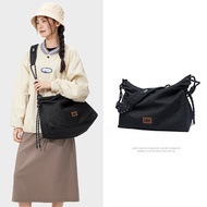 LEE กระเป๋าสะพายข้างผ้ายีนส์ LEE ถุงสะพายไหล่สตรีเก็บของขนาดใหญ่กระเป๋าสำนักงานกระเป๋าสะพายสำหรับผู้