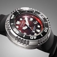 CITIZEN 星辰 Eco-Drive 光動能 專業潛水 series BN1024-01Z 300M 防水 深紅色面 漸變面 防反射塗層藍寶石玻璃錶鏡 合成橡膠錶帶 不鏽鋼錶殼 BN102401Z