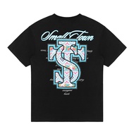 STK Small Town Kid | เสื้อยืดที่มีปะผ้าปักแบบ Tujia