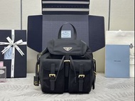 PRADA 經典背包1BZ677黑色 ，雙肩包 可調式肩帶和 編織提手，正面搭扣翻蓋口袋，容量大。實用 長23.5x高28x底12cm