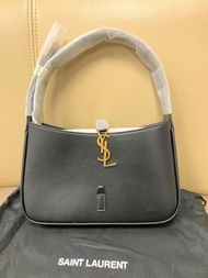 全新正貨 現貨｜YSL LE5A7 平紋腋下包 灰白色｜657228-2R20W-1112