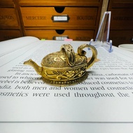 Max Factor金色固體香水澆水罐裝飾著美麗的雕刻