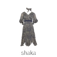 Shaka AW25 Coastal Mirage Dress เดรสคอวีดีไซน์หรู ดีเทลสายโบว์ผูกแต่ง DS-8251102 (NAVY)