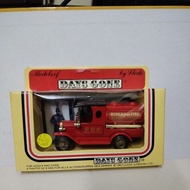 LLEDO 1920 MODEL T TANKER TRUCK - P.B.F BLACK ROOF  LOT2F6210#3524 WITH FIGURINES