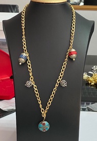 สร้อยคอแบบโซ่ยาวประดับปะการัง สีเทอร์ควอยซ์ และลาพิส ลาซูลี LONG CHAIN NECKLACE WITH CORAL TURQUOISE