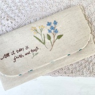 【芳小姐手作】勿忘我。刺繡布作現金存摺收納袋 禮物
