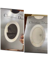 兩雙ㄧ起賣300。美國製約30年前的古董Christine Dior薄長絲襪。（已開封）一雙白色一雙石墨灰色。白色絲襪上是有小手掌亮水鑽。石墨灰色絲襪是比較透明的灰色，採用最透明的 Lycra® 製成