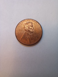 一枚美國 2011 年的林肯盾徽一分硬幣（Lincoln Shield Cent），由丹佛鑄幣局鑄造。 [1, 2]

正面：刻有亞伯拉罕·林肯的頭像，並帶有「LIBERTY」（自由）和「IN GOD