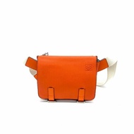 LOEWE 橘色郵差肩背包