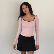 เสื้อยืดคอเหลี่ยมแขนยาวทรงสลิมฟิตพร้อมโบว์ผีเสื้อขอบลูกไม้ Pure Trade Motel Pure Desire Hot Girl เสื