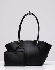 LUNNE กระเป๋าสะพายไหล่ หนังวัวแท้ รุ่น Klara Tote Bag (Pre-Order รอสินค้าประมาณ25-30 วัน)