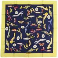 Salvatore Ferragamo 近全新絲巾，飾有鞋子、蝴蝶和花朵圖案，海軍藍，0332 [二手] Salvatore Ferragamo
